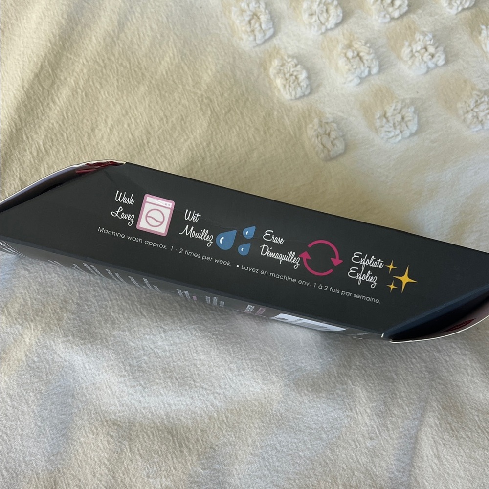 NWT Chic Black Makeup Eraser - Picture 4 of 7
